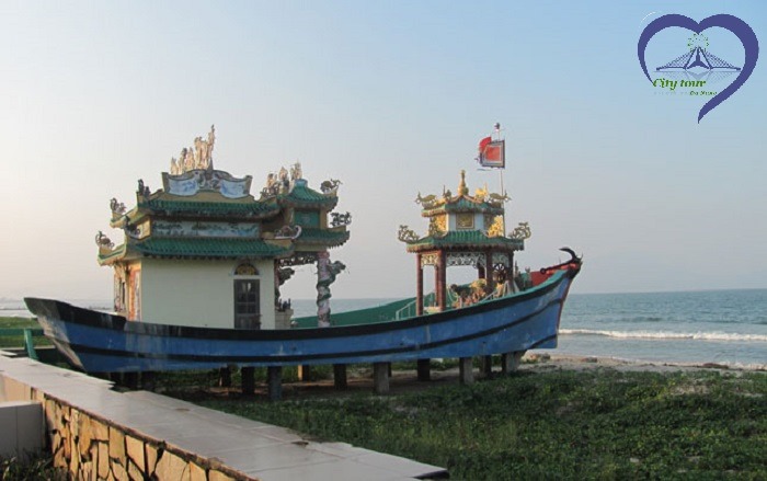 “Bí mật” con tàu – ngôi miếu mang số 92010 tại bờ biển Nguyễn Tất Thành ở Đà Nẵng.